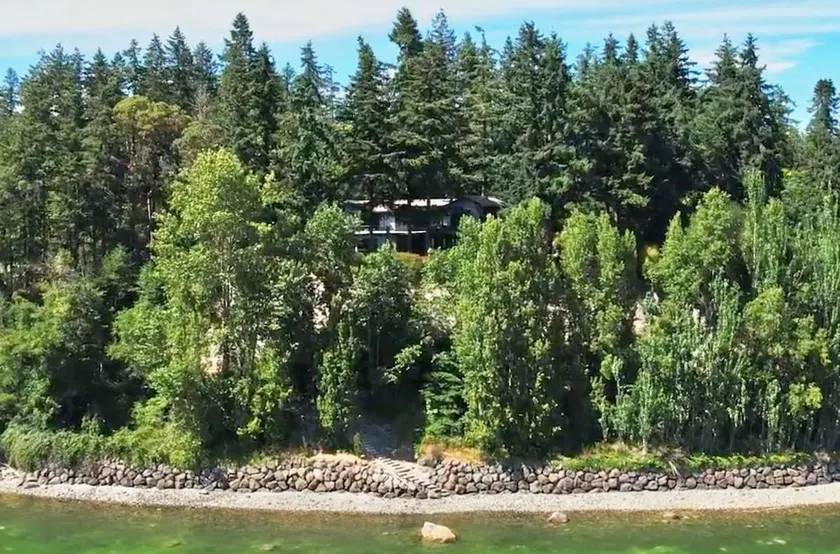 Waterfront estate with easy ferry access to FIFA - Image 1