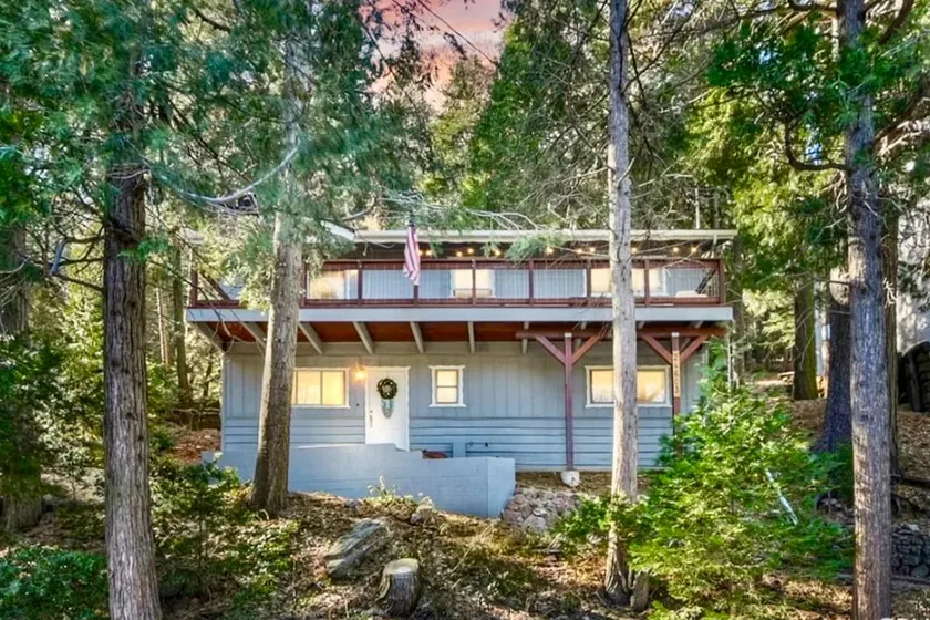 Idyllic Cabin in the Woods: Cozy Crestline Retreat - Image 1