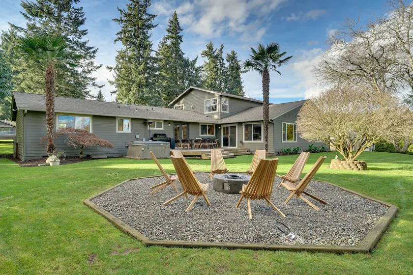 Fire Pit, Chic Deck! Family-friendly Puyallup Home - Image 1