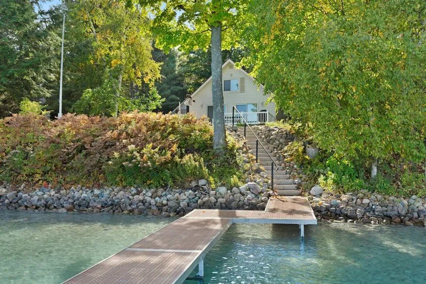 Lakeside Bliss: Private Dock, Views & Firepit - Image 1