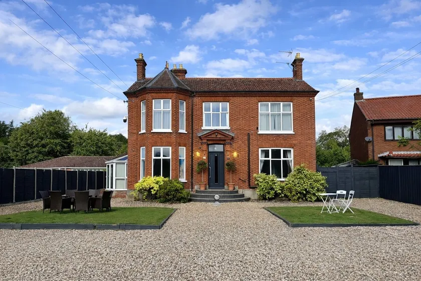 Spacious Buxton house with hot tub and pool table - Image 1