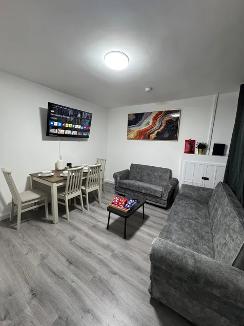 CityBuzz 4 Bedroom House in Nottingham Sleep 7 - Image 1