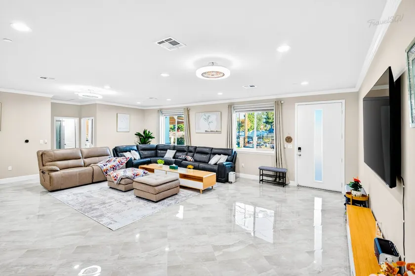 Spacious 4BR Stay + Parking + Near DTLA #TravelSGV - Image 1
