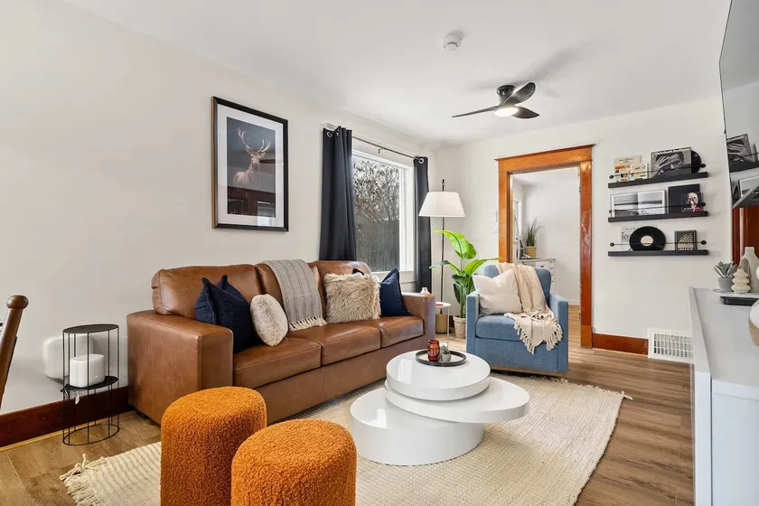 Fossil Flats 3BR Designer Home in Centre of Town - Image 1