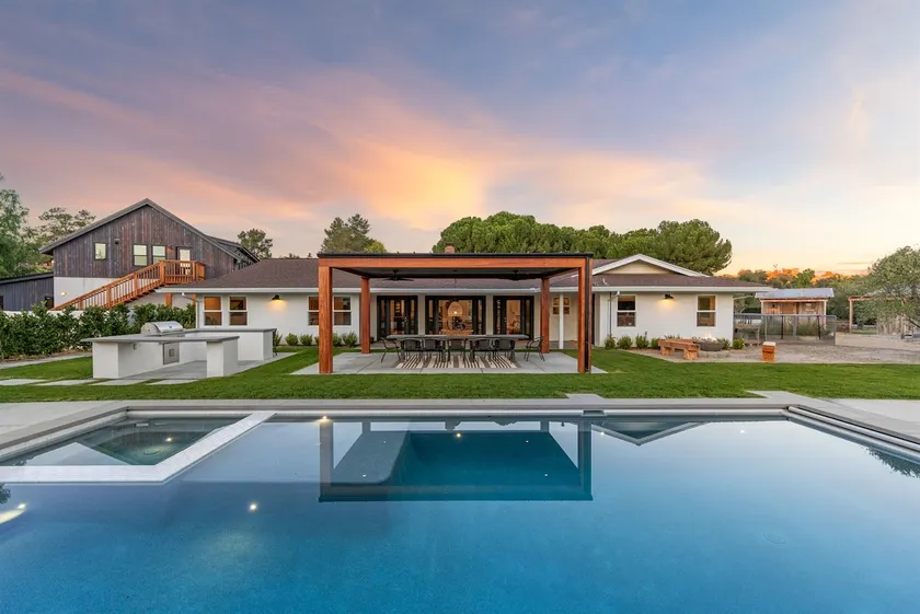 Retreat - sleeps 6 with Pool & Spa! 1 Mile to L.O. - Image 1
