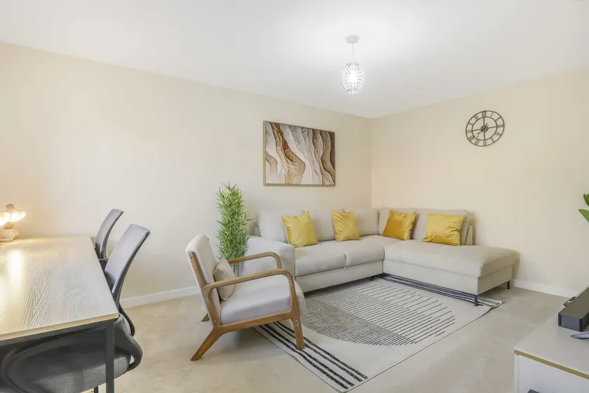 Spacious 6 bedroom home with outdoor dining area - Image 1
