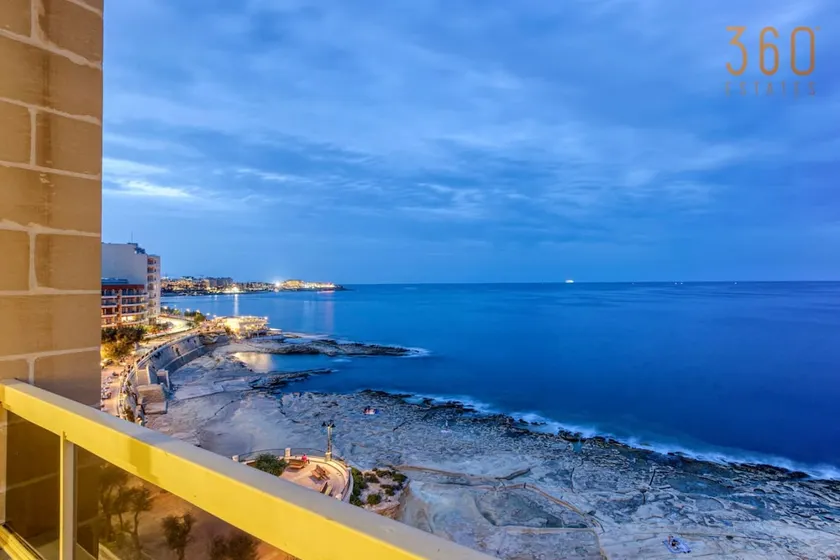 Seafront Apartment in Sliema wt Breathtaking Views - Image 1