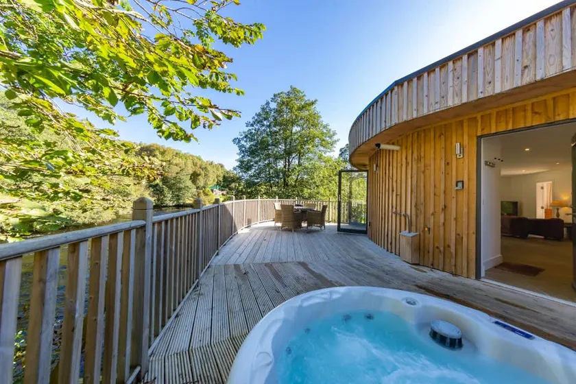 Otters Holt Riverside Retreat Hot Tub near Loch Tay - Image 1