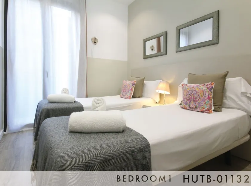 3-3 Apartment with Balcony · Sagrada Familia - Image 1