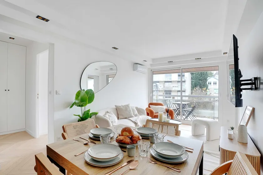 Charming Apt with AC  balcony - Image 1