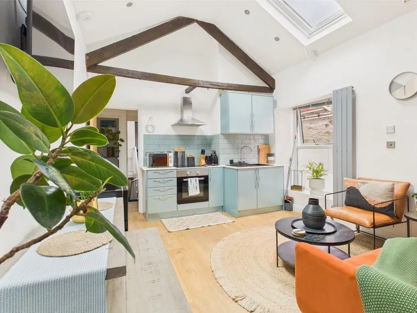 Stylish Central Falmouth Studio with Parking | WiFi | - Image 1