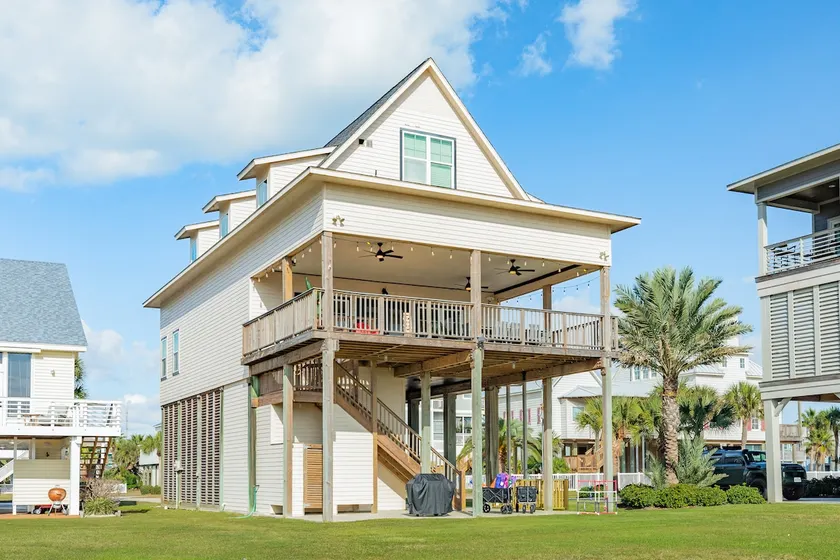 Beachfront 5BR * Direct Beach Access * Sleeps 14 - Image 1