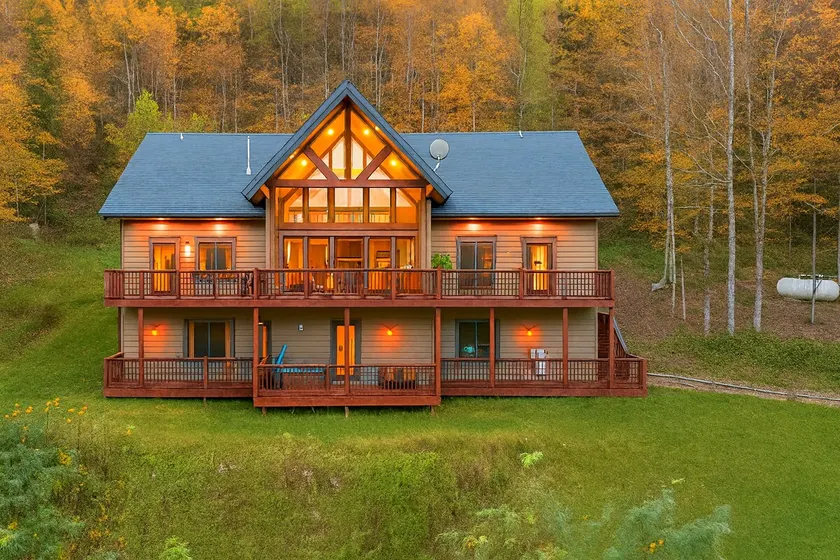 4BR Retreat w/ Private Loft 10 Min to Snowshoe WV - Image 1