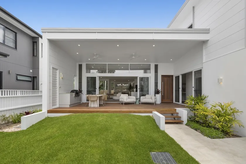 Quiet Coastal Retreat with BBQ & Outdoor Space - Image 1