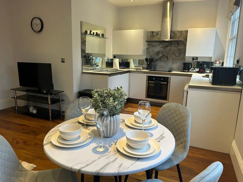 Tavistock House-Contractor stay-Parking-Sleeps 7 - Image 1
