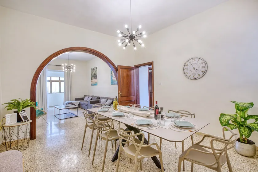 Spacious traditional 3 bedroom house with yard JBAR1-1 - Image 1