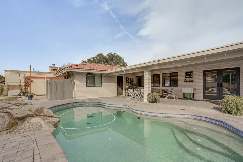 Luxurious Outdoor Oasis! Spacious Mesa Retreat - Image 1