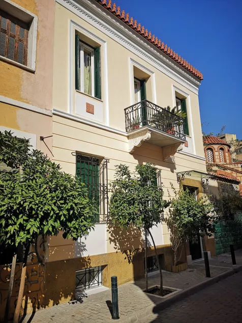 Psyri Neoclassical House Yard Free Parking - Image 1