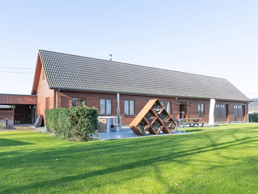 Luxury wooden house with spa bath and spacious garden - Image 1