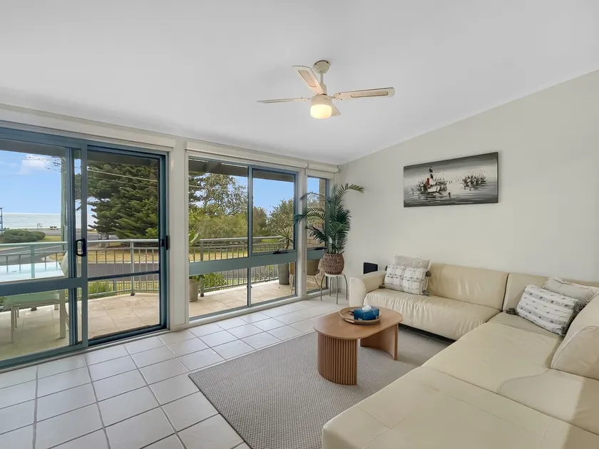 Beachside 2-Bed Townhouse with Ocean Views - Image 1