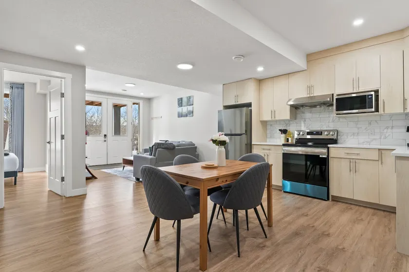 Calgary SE Garden Suite 2 BR, Wifi, Walkout - Image 1