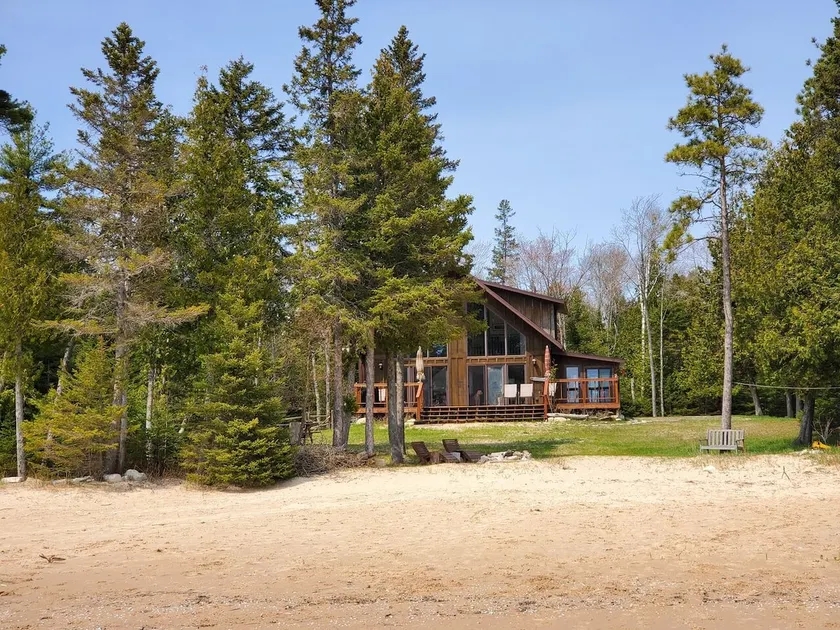 North Shore Retreat : Direkte på Lake Michigan, Pet-friendly, Wifi & Cable! - Image 1