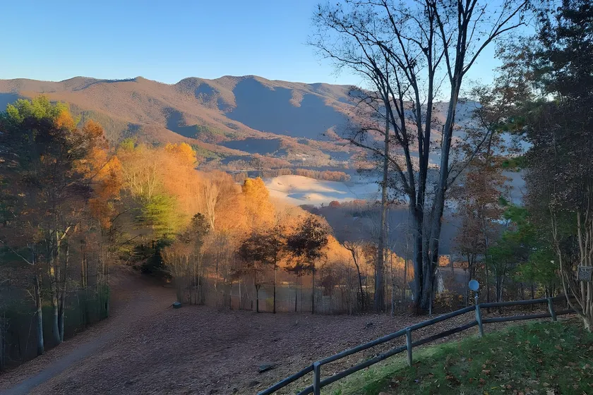 6 Mi to Chatuge Lake: Spacious Cabin w/ Mtn Views! - Image 1