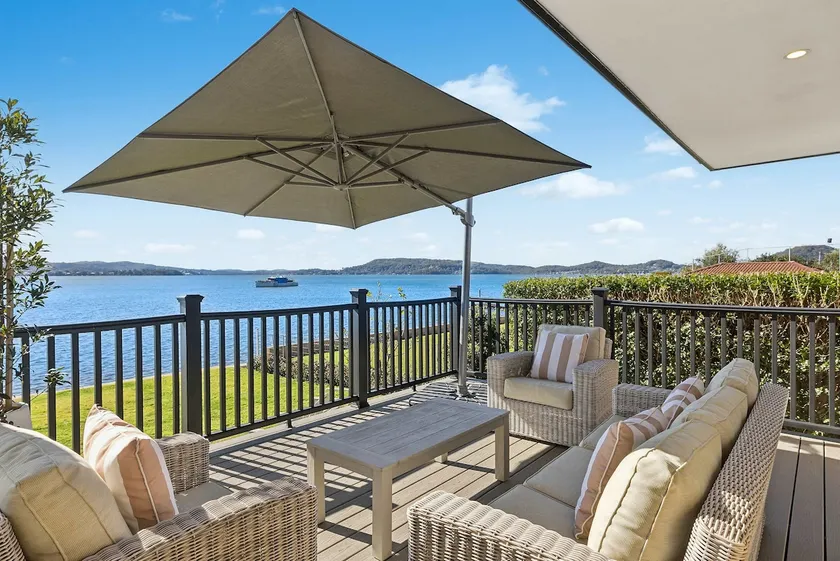 Private Jetty. Waterfront. Sleeps 10 - Image 1