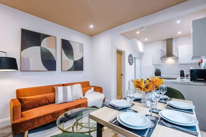 Spacious 4BR Stay | Parking | Near Etihad - Image 1