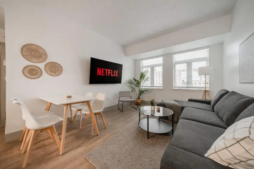 3 Bed w 4 King Beds Walk to Stadiums, Parking - Image 1