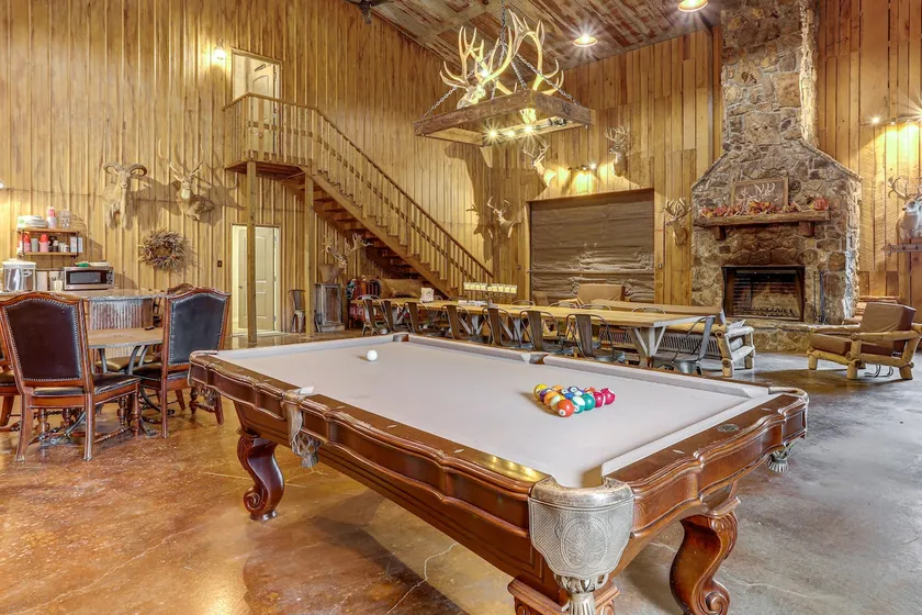 4,800-sq-ft Cabin w/ Creek Access in Caulfield - Image 1
