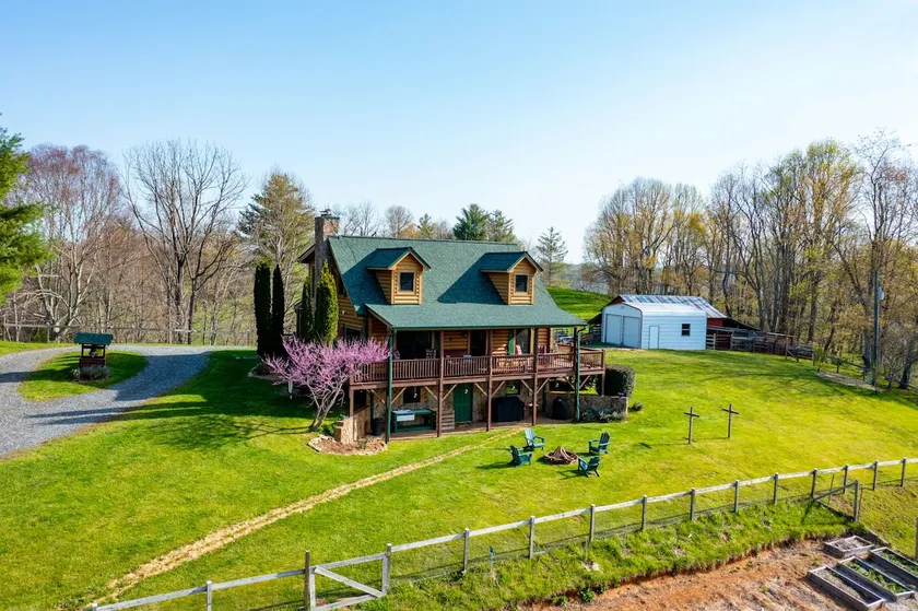 Mountain Memories-Sleeps 10-Wifi-Gamerm-King-Bunks - Image 1