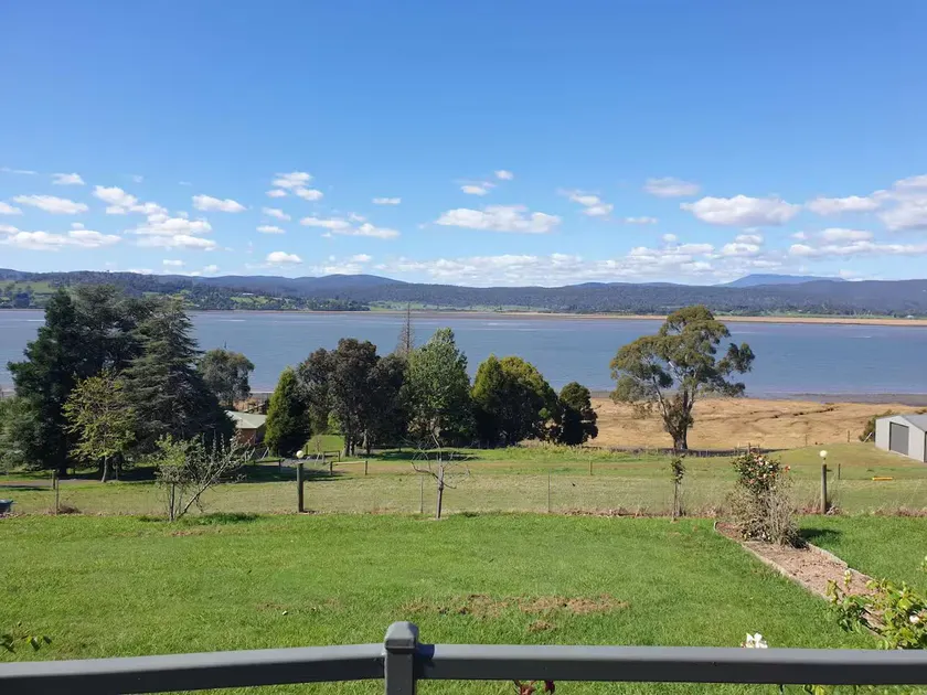 Elegant 4BR Escape in Tasmania Wine Region - Image 1