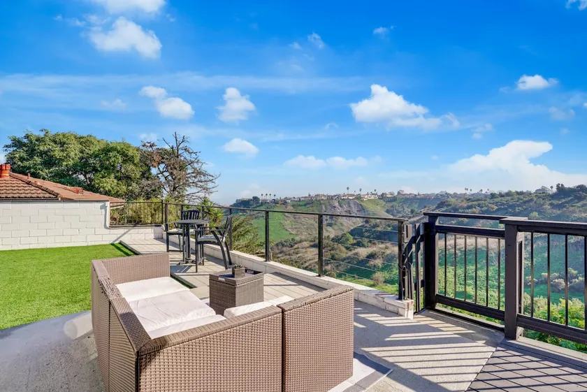 The Hilltop: Breathtaking LA Views & Putting Green - Image 1