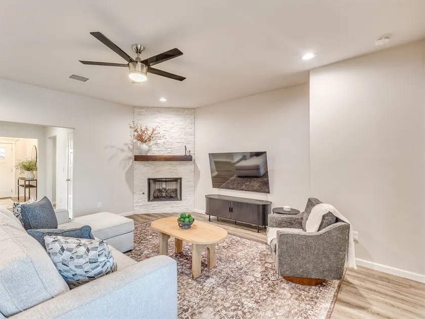 Kingsport Modern Oasis - Image 1