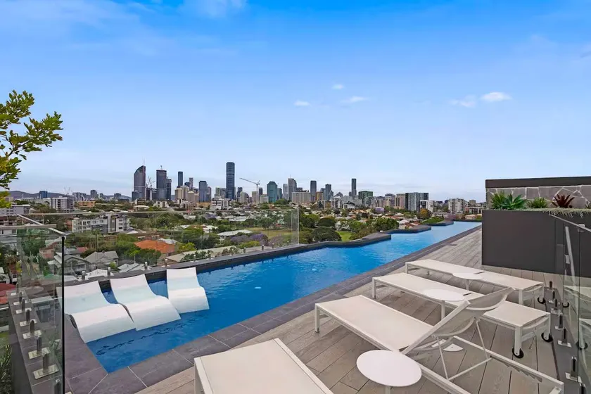 Gabba Retreat - Rooftop Pool & Stunning City View - Image 1