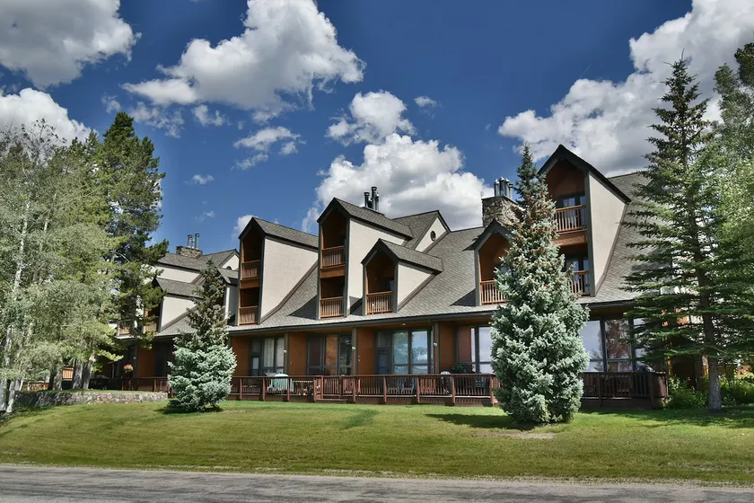 BIG Unit Near Lake, Rec Path, Dining! HOA Hot Tub - Image 1