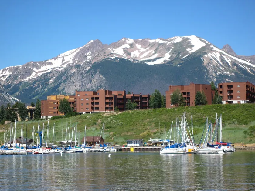On Lake, Deck! Pool, Hot Tubs. Walk to Coffee, Amphitheater, Marina, Parks - Image 1