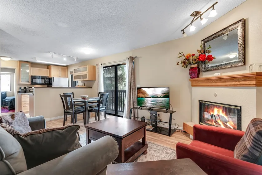 Quiet, pet-friendly DTC Retreat with Workspace - Image 1