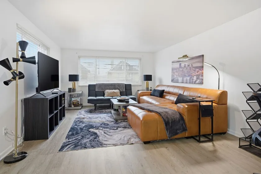Modern 3BR Townhome in Mt. Lebanon | Garage + Easy City Access - Image 1