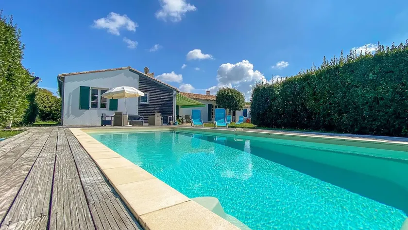 Beautiful single-story villa with garden and pool - Image 1