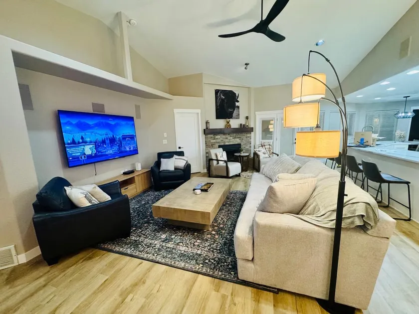 5BR Retreat Near Downtown Pets OK Sleeps 12 - Image 1