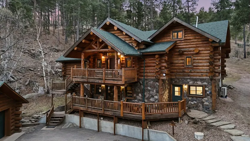 Great Lodge at Hillside- Iconic 6K Sqft Log Lodge - Image 1