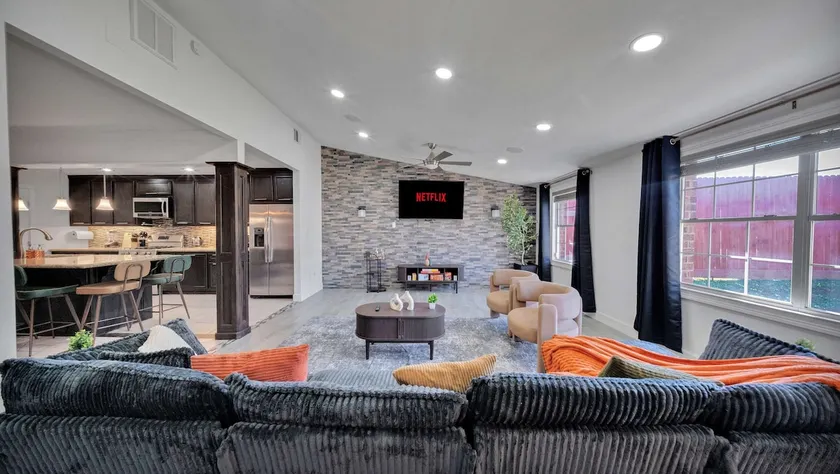 Spacious 6BR House | Sleeps 15 | 1GB|WD | Galleria - Image 1