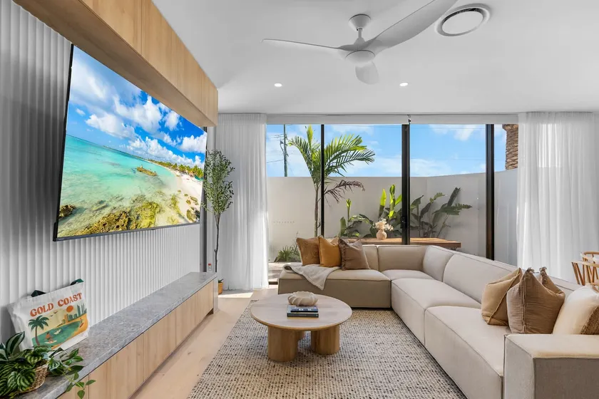 Surfers Paradise 3 Bedroom Luxury Villas with Garage - Image 1