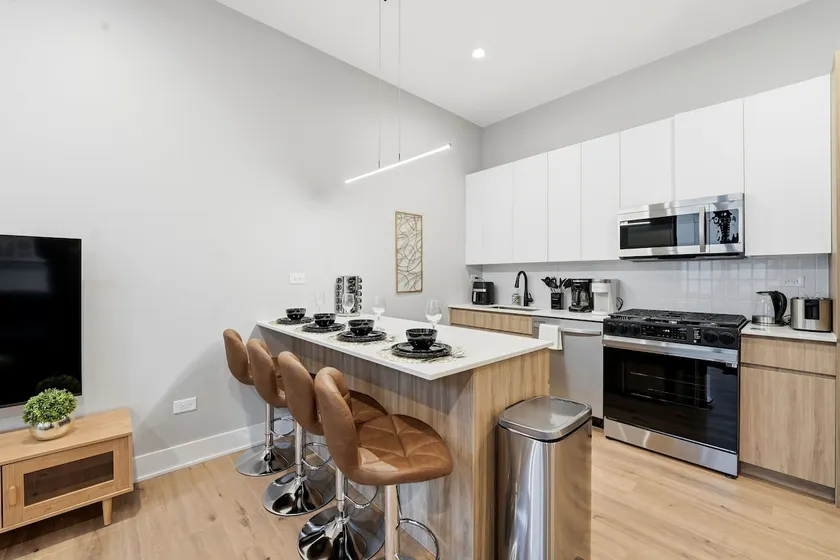 Comfy Condo - Gym Free Parking & Modern Amenities - Image 1