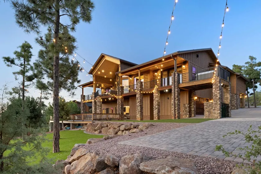 HÓZHÓ | White Mountains Cabin | Hot Tub and Arcade - Image 1