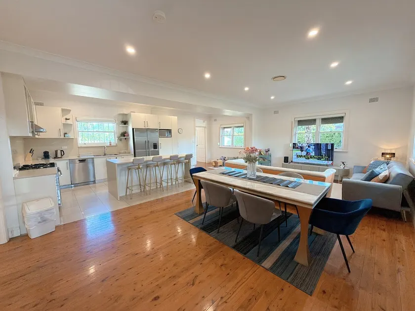 Burwood 4BR Family Home | Fast WiFi & Free Parking - Image 1