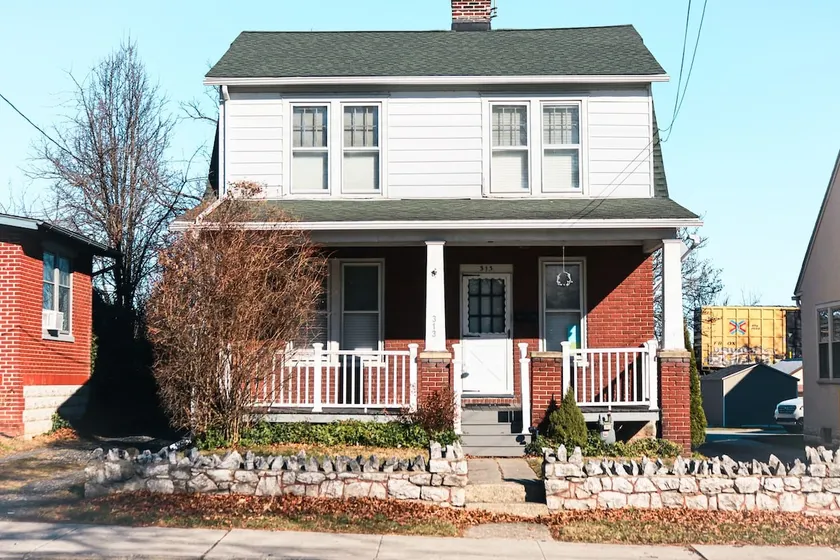 Walk to Gettysburg Battlefield Charming Brick Stay - Image 1