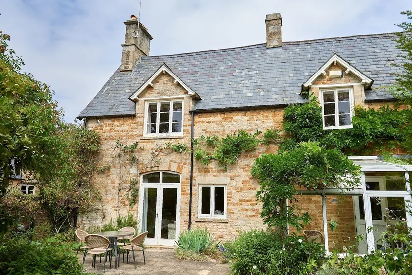 Lodge Cottage at Kingham Cottages with pool access - Image 1